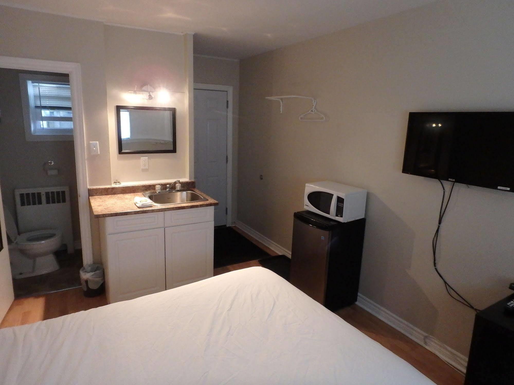 Wheel Inn Motel New Liskeard ภายนอก รูปภาพ