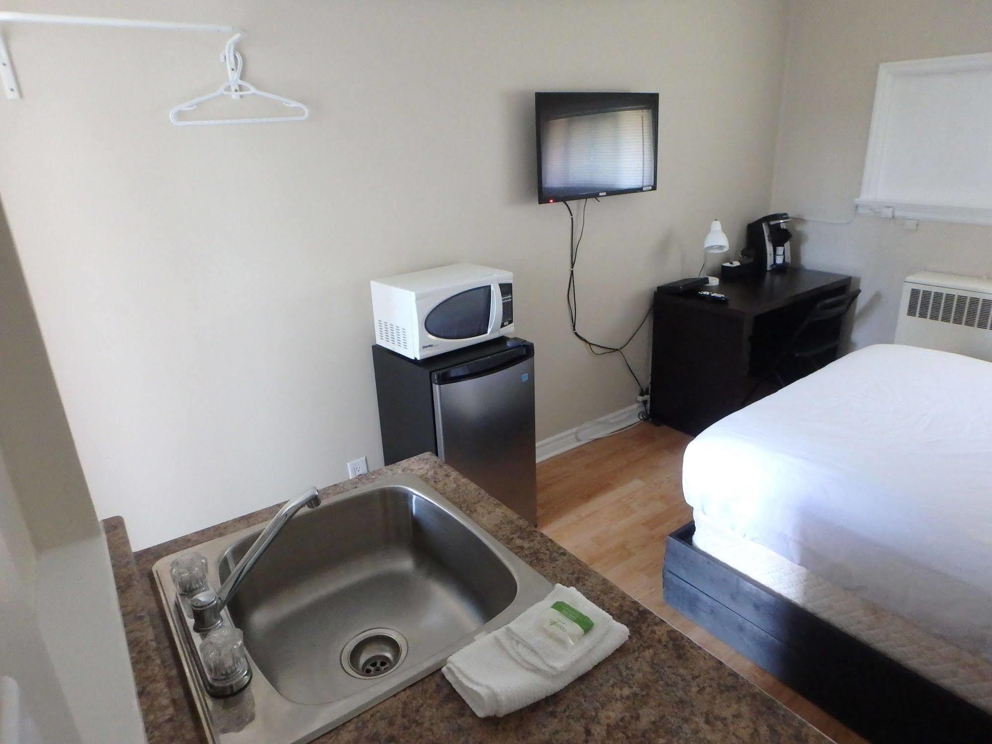 Wheel Inn Motel New Liskeard ภายนอก รูปภาพ